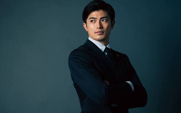 Ro666F's tweet photo. 三菱商事、若手俳優、夜��月 https://t.co/hLyCtjew7z