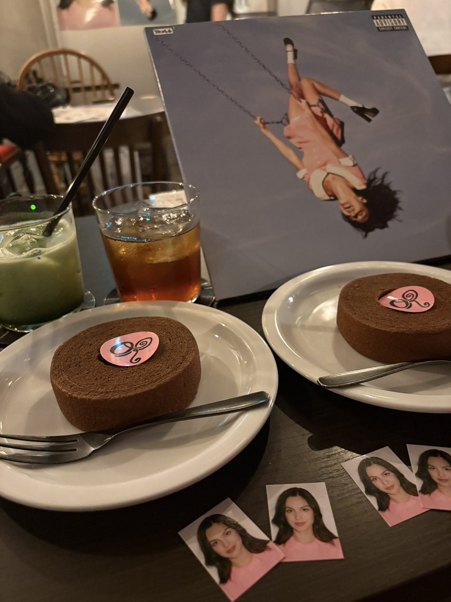 8q_dt4's tweet photo. Oliviaのコラボカフェ行ってきた☕️
証明写真もらえたからスマホの裏に挟むんで拝むよ✌🏻⭐️ https://t.co/tznu9KppUV