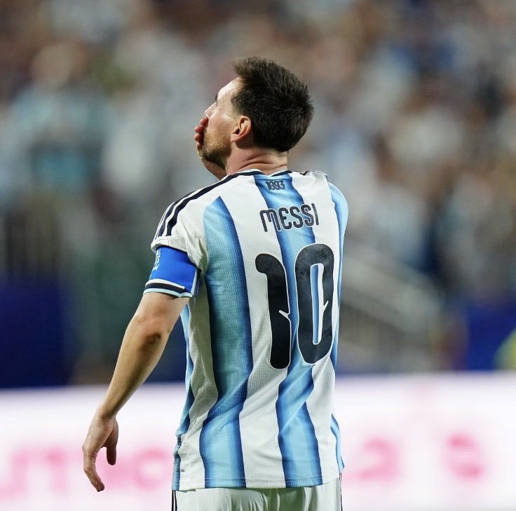CentralCR7BR's tweet photo. 📊 Gols contra seleções campeãs mundiais em Copas do Mundo:

🇦🇷 Lionel Messi: 2
🇵🇹 Cristiano Ronaldo: 3

O maior. 🐐 https://t.co/8AiOYxABSG