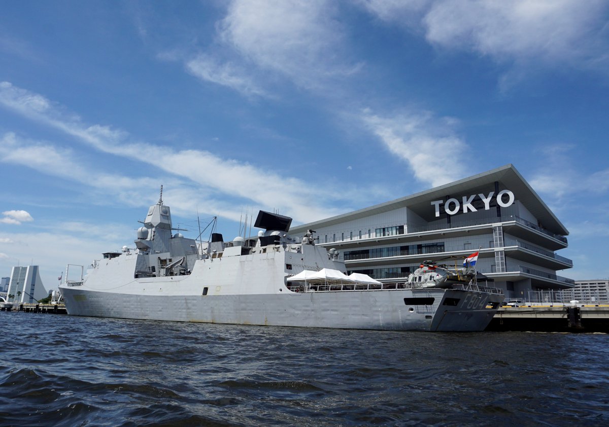 RyoEto's tweet photo. 青空の東京に停泊するオランダ海軍フリゲート艦De Ruyter😎 https://t.co/rIBZhGdEMW