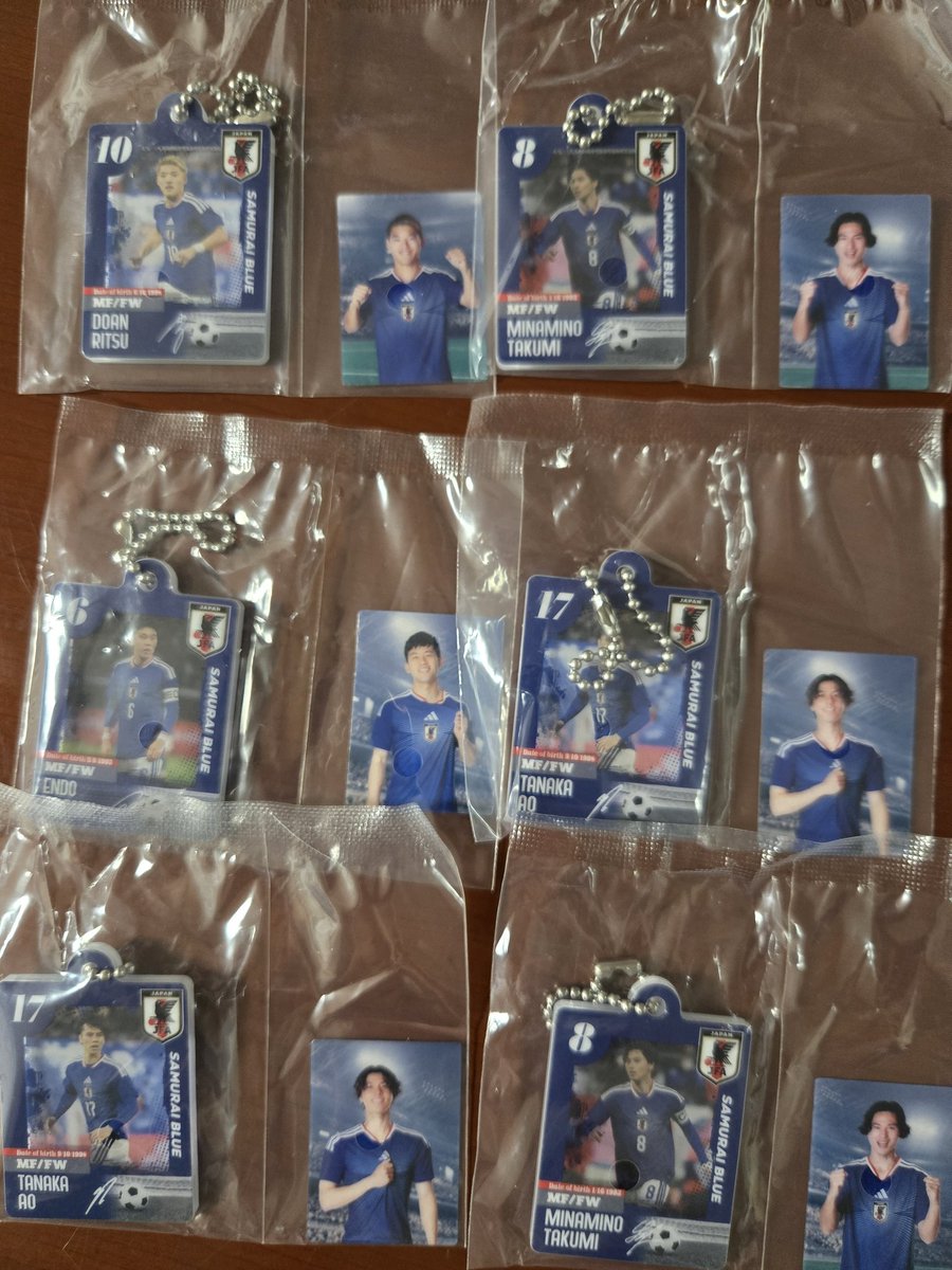 riomk8's tweet photo. ガチャガチャ 交換希望
だれでもアクリルチャームDX ガチャ
サッカー日本代表ver.

譲　堂安律　南野拓実　田中碧　
　　遠藤航
求　中村敬斗

よろしくお願いいたします https://t.co/fqa0gNa5JK
