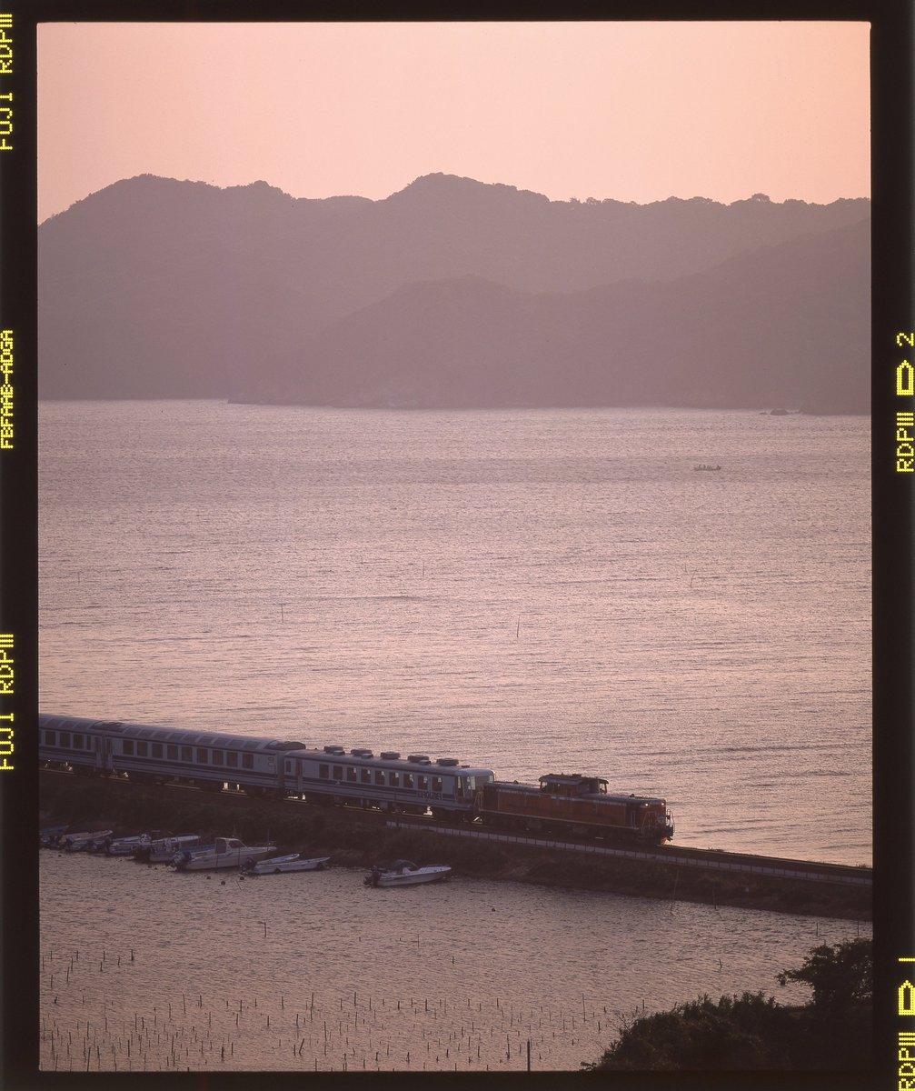 ggBetCH2up66784's tweet photo. 朝焼けの色に染まる池の浦

2002.6.9  DD51 749+ユーロライナー　参宮線　池の浦～鳥羽
PENTAX67　400mm　RDPⅢ+1
#PENTAX67 https://t.co/MgolNPyWFb