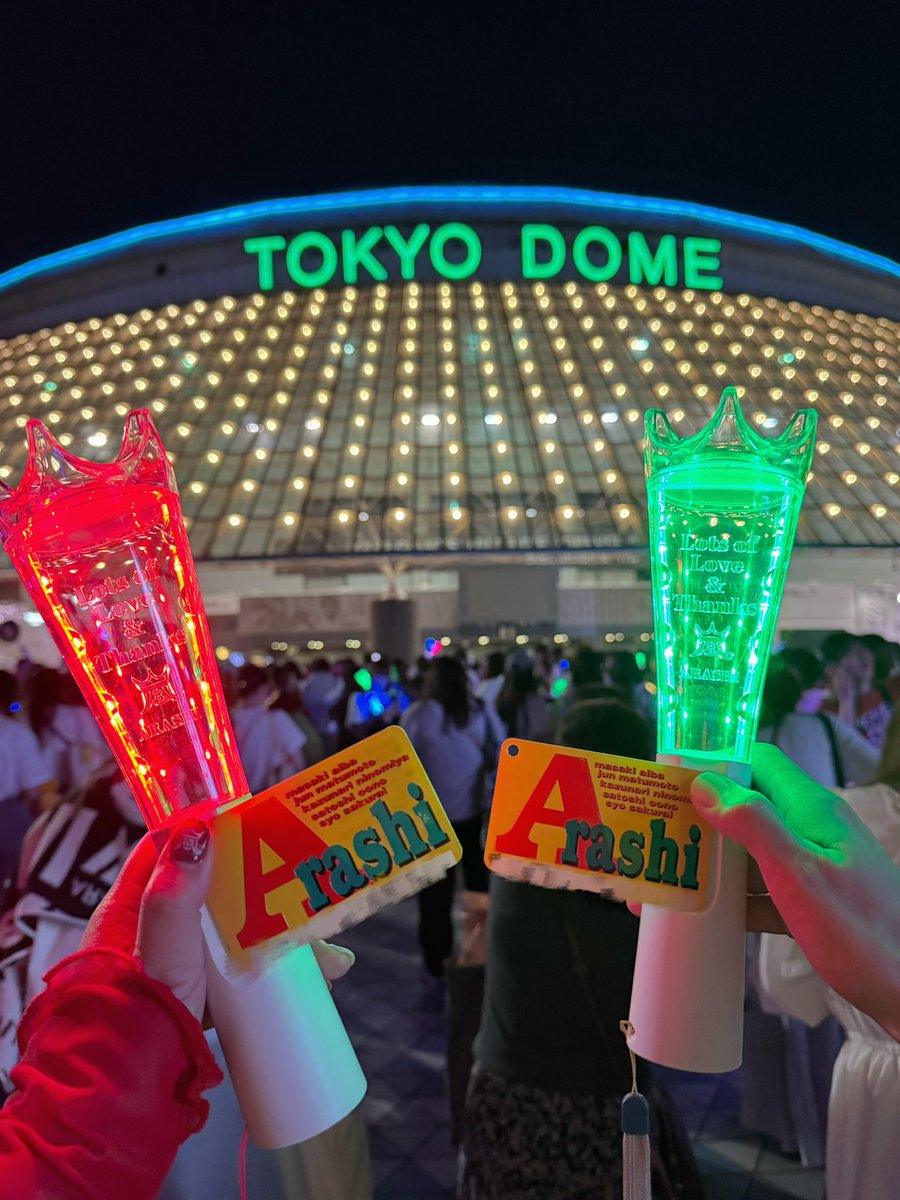 ayudonass's tweet photo. 8時だJとか親が見てたから見てる程度で
2000年で翔ちゃん好きって確信して
ひたすら茶の間して
バイト始めて相方さんに出会って
コンサート行くようになり
気付けば19年
毎回ずっとずっとずっと
隣にいてくれてありがとう❤️💚 https://t.co/VHteCLczK8