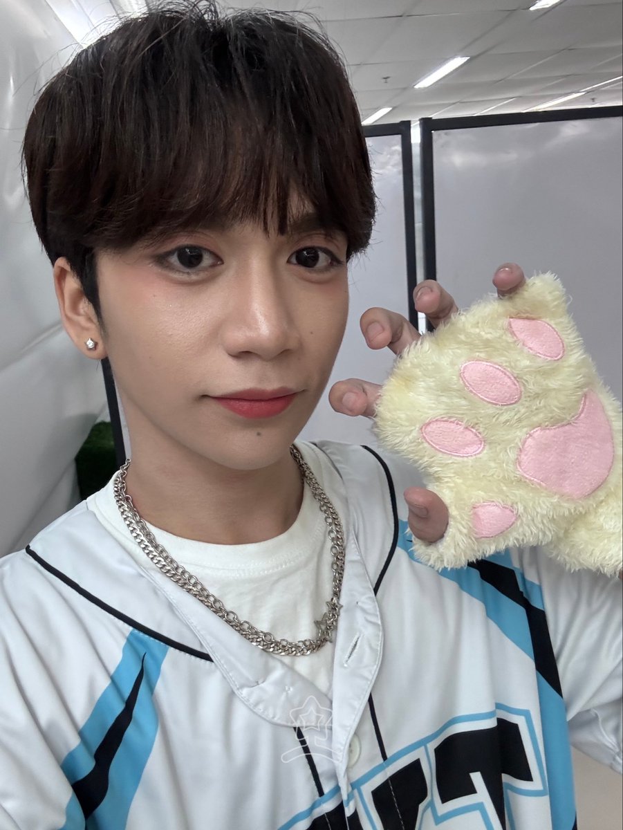 tehlletubbies's tweet photo. #TEHLLFIES ⭐

𝑨 𝒔𝒕𝒂𝒓 𝒈𝒆𝒕𝒕𝒊𝒏𝒈 𝒓𝒆𝒂𝒅𝒚 𝒕𝒐 𝒔𝒉𝒊𝒏𝒆✨

A few moments before Tehll took the stage at PPOP FEST YEAR 3💙

—𝐓𝐄��𝐋𝐋𝐘 ⭐

#NXT #NXT_TEHLL #Tehlletubbies ⭐ https://t.co/TtGy71vvRN