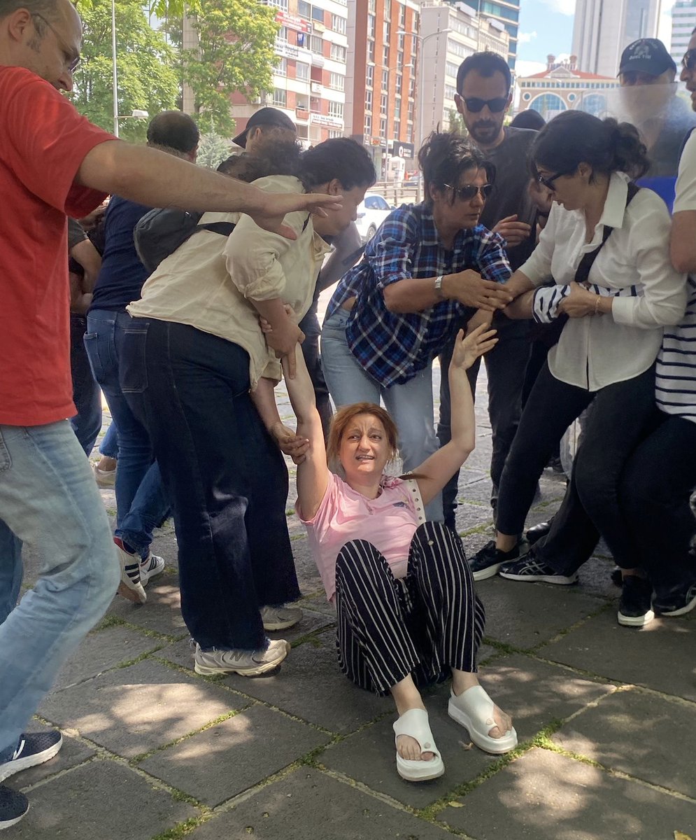 kisadalgamedya's tweet photo. Ankara'da açlık grevindeki öğretmenler polisin sert müdahalesiyle gözaltına alındı

Özel sektör öğretmenleri ile mülakat mağduru öğretmenlerin hakları için Ankara'da sürdürdükleri eylem dördüncü gününe girdi. Üç gündür açlık grevinde olan öğretmenlerden 14'ü, TBMM'nin Çankaya kapısı önünde polisin sert müdahalesiyle gözaltına alındı. Eğitimciler, ters kelepçe uygulanarak gözaltı araçlarına götürüldü.

https://t.co/3n1VJBfJTp