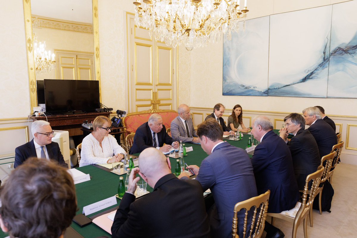 jlmoudenc's tweet photo. En compagnie de @nathalieappere, François de Mazières, @SLeFoll et Aristide Olivier, j'ai rencontré le président du Sénat, @gerard_larcher, et son équipe pour travailler d'ores et déjà sur la loi de finances 2027.

Le risque est là : une fois encore, les collectivités, et donc nos concitoyens, pourraient payer durement l'addition de la situation catastrophique des finances de l'Etat, situation héritée de plusieurs dizaines d’années de déficits créés par des gouvernements de tous bords. 

Nous travaillerons de concert avec le Sénat et les autres associations représentant les collectivités pour protéger nos services publics et nos investissements. Nous voulons faire des efforts, mais de manière juste et proportionnée.
