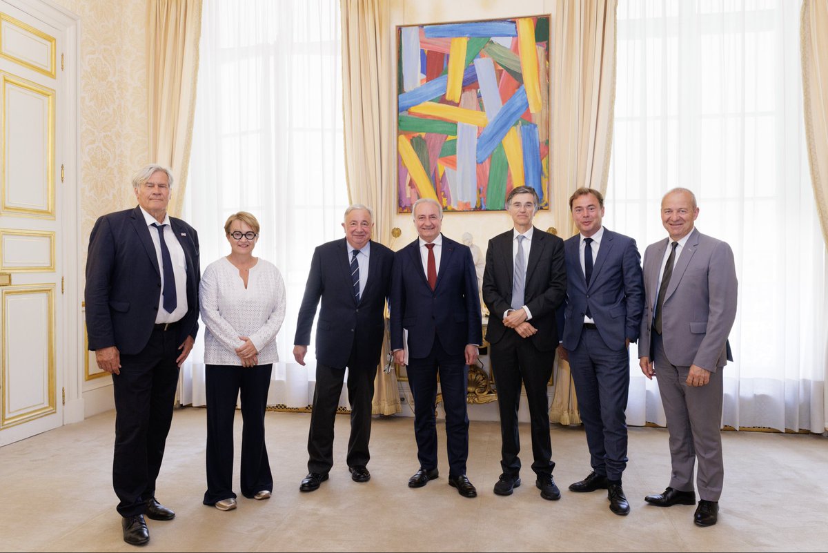 jlmoudenc's tweet photo. En compagnie de @nathalieappere, François de Mazières, @SLeFoll et Aristide Olivier, j'ai rencontré le président du Sénat, @gerard_larcher, et son équipe pour travailler d'ores et déjà sur la loi de finances 2027.

Le risque est là : une fois encore, les collectivités, et donc nos concitoyens, pourraient payer durement l'addition de la situation catastrophique des finances de l'Etat, situation héritée de plusieurs dizaines d’années de déficits créés par des gouvernements de tous bords. 

Nous travaillerons de concert avec le Sénat et les autres associations représentant les collectivités pour protéger nos services publics et nos investissements. Nous voulons faire des efforts, mais de manière juste et proportionnée.