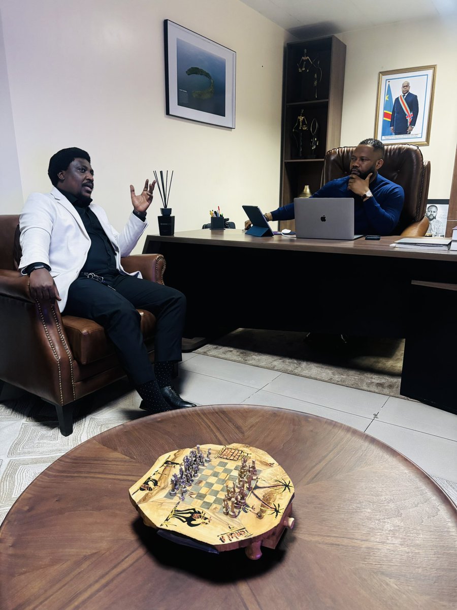 BilariJonathan's tweet photo. J’ai eu le privilège d’être reçu par Guylain Tshibamba, Directeur Général d’Icones Créa et Stratégie RDC.

Je tiens à lui exprimer ma profonde gratitude pour son accompagnement et son soutien constant envers la jeunesse congolaise.

Dans un contexte où les jeunes ont besoin de repères, d’opportunités et de mentors, il fait partie de ces aînés qui croient en la relève, qui encouragent les initiatives porteuses d’espoir et qui n’hésitent pas à porter le combat de leurs jeunes frères.

Le projet Mwinda Awards s’inscrit dans cette dynamique : celle d’une jeunesse qui ose, qui entreprend et qui travaille pour mettre en lumière les talents et les modèles positifs de notre pays.

Ensemble, continuons à changer le narratif et à promouvoir une image ambitieuse, positive et inspirante de notre Congo.

Le rayonnement de notre nation passera par l’unité des générations et l’engagement de chacun.

Merci pour la confiance et l’accompagnement.

@mwindaawards