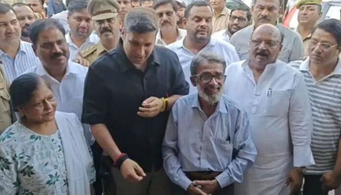 OpIndia_com's tweet photo. Elderly Ghaziabad couple gets their shop back after 25 years of illegal occupation by Mohammad Imamuddin Malik.

The district administration acted after verifying their complaint and documents.

The emotional couple thanked CM Yogi and said they had lost hope of ever getting justice.

https://t.co/6ZldfJ0ubB