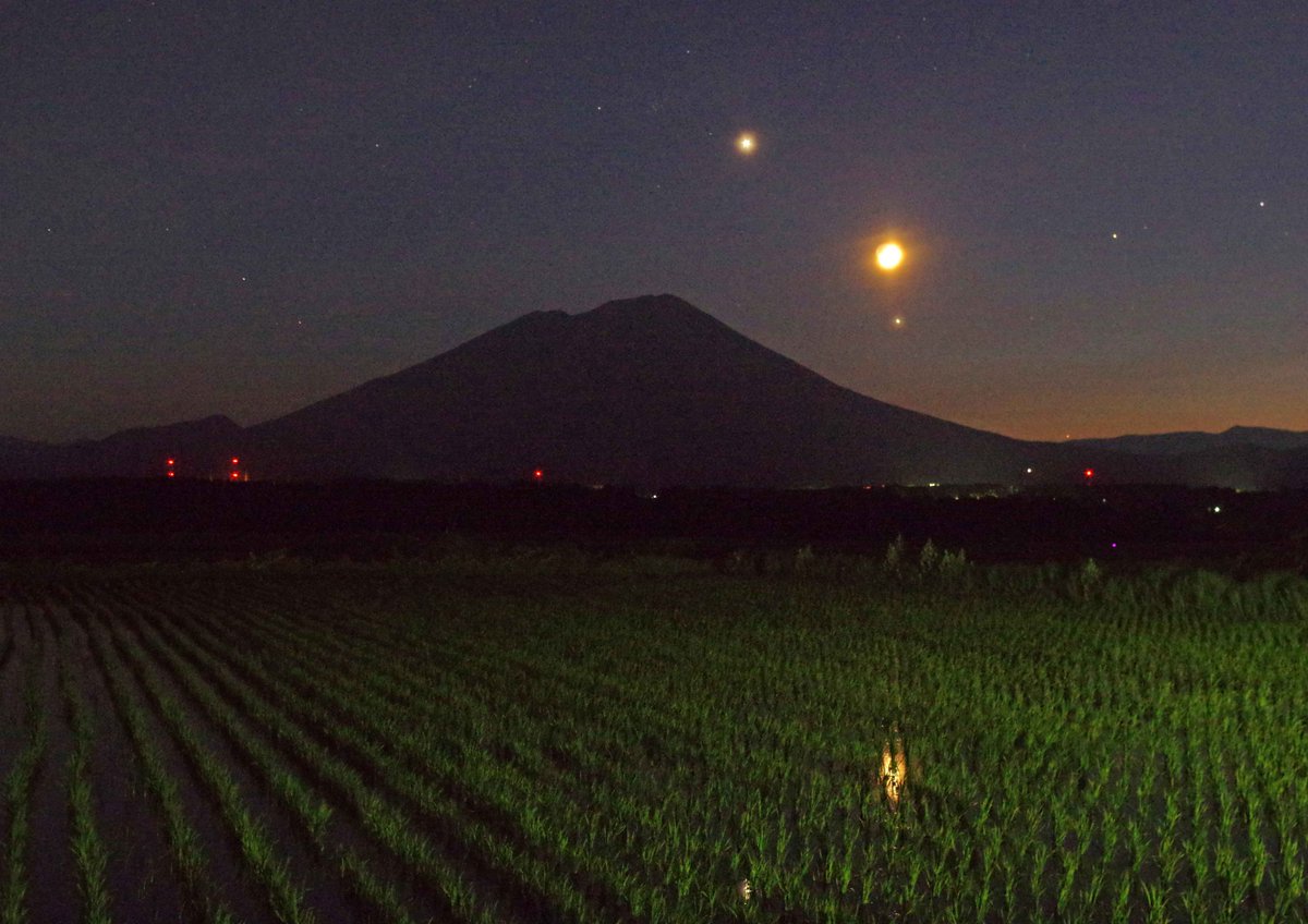etplace's tweet photo. ①岩手山　6月17日20:29
　金星～月と木星～水星（山際の超低空）
②地球照の月（月齢2.3）同19:56
③月と木星　同20:10
④木星の四大衛星　同20:29
　左からカリスト～エウロパ～ガニメデ～イオ

岩手県盛岡市門前寺 https://t.co/5Abe80m6AH