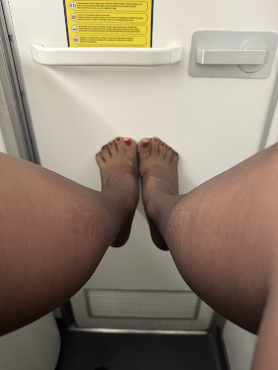 Lullabelle001's tweet photo. I have worn some beautiful #calzedoniatights today for a wonderful person 🫶🏼

#goddess #tights #pantyhose #pantys #cabincrew #airhotess #feetworshi̇p #feetjuice https://t.co/l67Cc9EY9y
