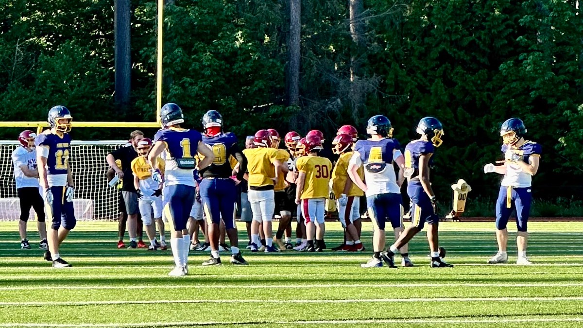 aws_football's tweet photo. Join practice with @kingstonbucsfb 🐊🏈🏴☠️
Thanks for hosting our Gators! It was a great opportunity to learn and grow as a team, get coached by another staff, and practice some new installs. #WAPreps #JointPractice #SpringFootball https://t.co/obt9azt0Uq