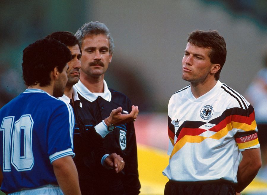 opowiemciopilce's tweet photo. W trakcie mistrzostw świata w 2010 roku Michał Listkiewicz pokazał Diego Maradonie ich wspólne zdjęcie, zrobione tuż przed rozpoczęciem finału mundialu 20 lat wcześniej. Na fotografii Polak był jednym z sędziów, a Maradona - kapitanem Argentyny.

– Nie podoba mi się, że ja jestem o pięćdziesiąt kilogramów starszy, a ty tylko o pięć! – miał humorystycznie rzucić do Listkiewicza Boski Diego. Tak przynajmniej zapamiętał ich pogwarkę Polak, o czym opowiedział po latach portalowi Weszło.

Maradona był w dobrym nastroju, a Listkiewicz mógł to wykorzystać. Poprosił więc Diego o autograf na koszulce Argentyny, którą ze sobą przyniósł. Ówczesny selekcjoner Albicelestes zrobił jednak coś więcej – najpierw sam się podpisał, a następnie poprosił przebywającego w szatni Lionela Messiego, by zrobił to samo. Dzięki temu Listkiewicz wszedł w posiadanie niezwykle cennej koszulki – z autografami dwóch najlepszych argentyńskich piłkarzy w historii.

Fot. Imago / Newspix

Współpraca: @LVBETpl