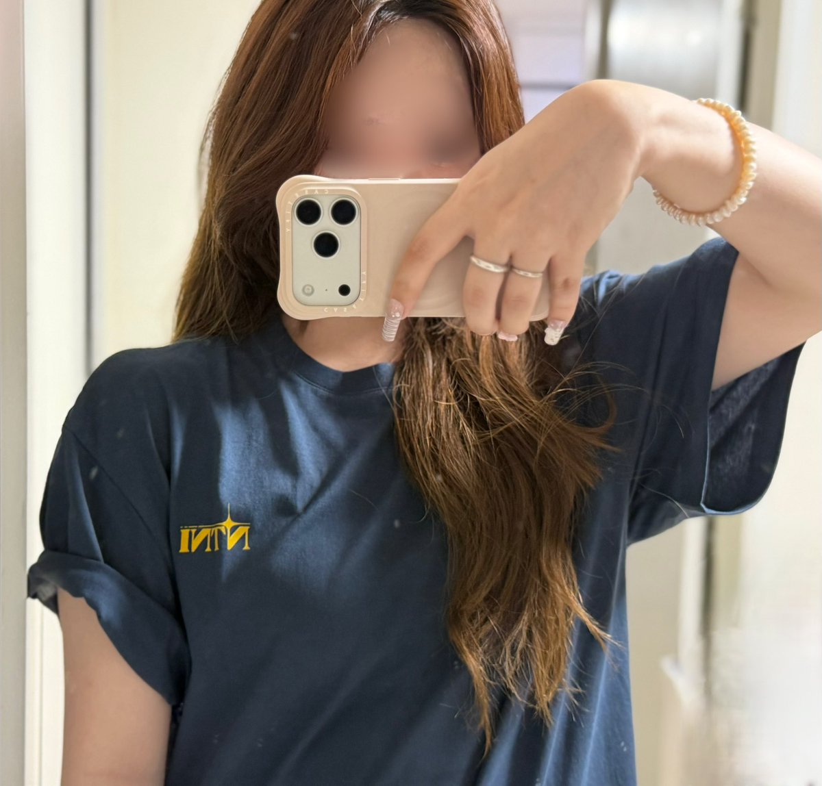 sandnsea913's tweet photo. #앤톤 - NTNI T-shirt ( size 1 ver) 

톤프들 개강추. 진심 하나 더 살듯. 재질 너무 좋음
약간 야들야들~160cm 기준 엉덩이 완전히 덮음.
팔 롤업해서 입는거 추천. 그게 더 입흠. 
하 그냥 톤프면 일단 사세요. 진짜; 앤톤이 짱이다.
넘 이쁘고 또 이쁨 천재아니냐며🫪👍 https://t.co/XwAQFAlaZh