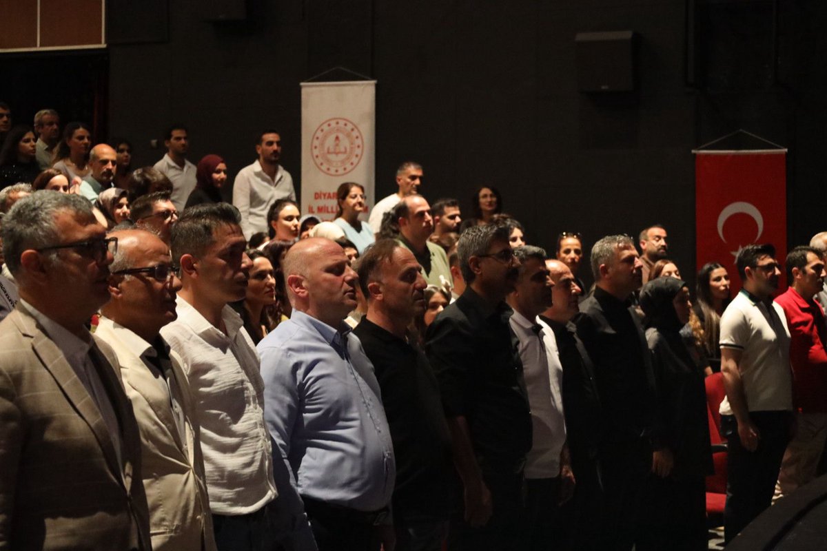 Diyarbakirmem's tweet photo. Maarif Halk Dansları ve Maarif Korosu Orkestrası Programı, öğretmenlerimizin hazırladığı halk oyunları gösterileri ve müzik dinletileriyle sanatseverlerle buluştu.

Cahit Sıtkı Tarancı Kültür Merkezi’nde gerçekleştirilen programa İl Millî Eğitim Müdürümüz Sn. Salih Sadoğlu, eğitim yöneticilerimiz, öğretmenlerimiz, velilerimiz ve çok sayıda davetli katıldı.

Mezopotamya’nın kültürel zenginliğini yansıtan gösteriler ve birbirinden değerli eserlerin seslendirildiği programda emeği geçen tüm öğretmenlerimize teşekkür ediyoruz. 

@tcmeb @Yusuf__Tekin 
@vali_zorluoglu @sadoglu_salih