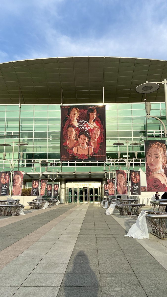 luvjenniebjh's tweet photo. ถ้าไม่มีโควิดลัฟวี่คงได้ดูคอน la rouge ไปแล้ว เสียดายมากๆ เป็นคอนเซปคอนที่ดีเลยอะ ไหนจะเซทลิทอีก งานอาร์ตไม่ต้องพูดถึงเจ้าแม่No.1 อยู่ละ อีกอย่างกู้ดโคตรจะสวย น่าเก็บมากๆ รบกวนน้องเค้กกลับมาได้ไหมแงงง🥺🩷💛🩵💚💜 https://t.co/SWfk4A6WTx