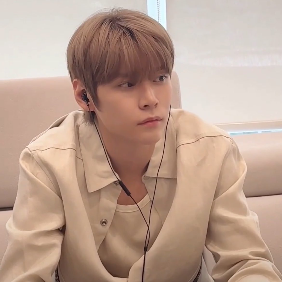 eunseokcloud's tweet photo. whenever eunseok wears wired earphones it was giving a soft and warm and good presence that stands out he looks charming in his own way🥹🥹🥹 pls wear it often😭 https://t.co/CJWT8XPk6A