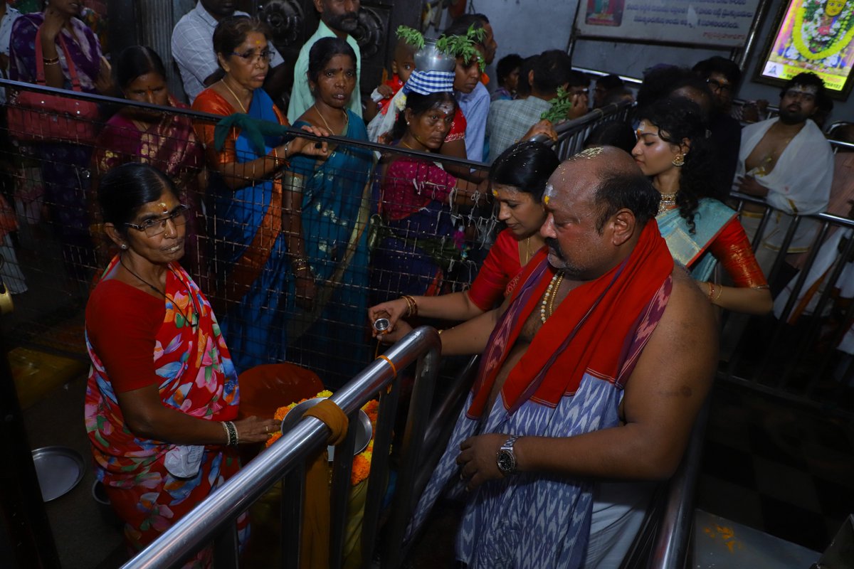 srrsdtemple's tweet photo. కరీంనగర్ ఎమ్మెల్యే శ్రీ @GangulaBRS  గారు కుటుంబ సమేతంగా వేములవాడ శ్రీ భీమేశ్వర స్వామి ఆలయాన్ని దర్శించుకుని ప్రత్యేక పూజలు నిర్వహించారు. ఆలయ అర్చకులు, వేద పండితులు తీర్థప్రసాదాలు అందజేసి ఆశీర్వచనం చేయగా, డీఈవో భాస్కర శర్మ స్వామివారి శేషవస్త్రం, లడ్డూ ప్రసాదాన్ని అందజేసి https://t.co/mqoWXJSiOL