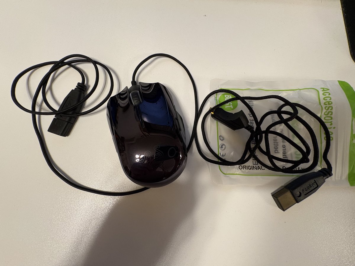 moda_ki's tweet photo. 初代Razer Orochiが気に入っててずっと使ってます。網紐状のUSBケーブルがいい感じだったんですが付属ケースに入れたり出したりしているうちにヨレてついに電線が…
Bluetooth専用かなと諦めつつ検索したらケーブルが売ってて。買いました。
元のケーブルより細くていい感じ。
これからもよろしく！ https://t.co/YvbdlXeoxS