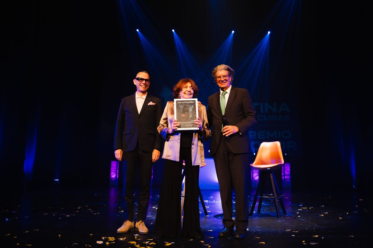aragonegro's tweet photo. La escritora Cristina Fernández Cubas ha sido reconocida con el Premio de Honor de la XIII Edición del Festival “Aragón Negro”. En nombre del Jurado, el director del Festival, Juan Bolea, ha destacado de Fernández Cubas “su sólida aportación a la literatura fantástica y de intriga, desplegando una prosa exquisita, amplios recursos narrativos y una deslumbrante capacidad para urdir tramas muy imaginativas sobre temas de fondo transcendentales, como el espacio y el tiempo, la memoria o la identidad, lo que la convierte en una referencia de la literatura española y en una autora de ámbito universal”.