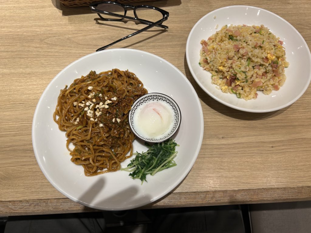 Zera_MESI's tweet photo. 大阪に行った時に伊丹空港のお店です
すいませんお店の名前忘れました。
卵が麺とあってとても美味しかったです。
チャーハンも美味しかったです
#ゼラ飯 https://t.co/d1WswqBNfD