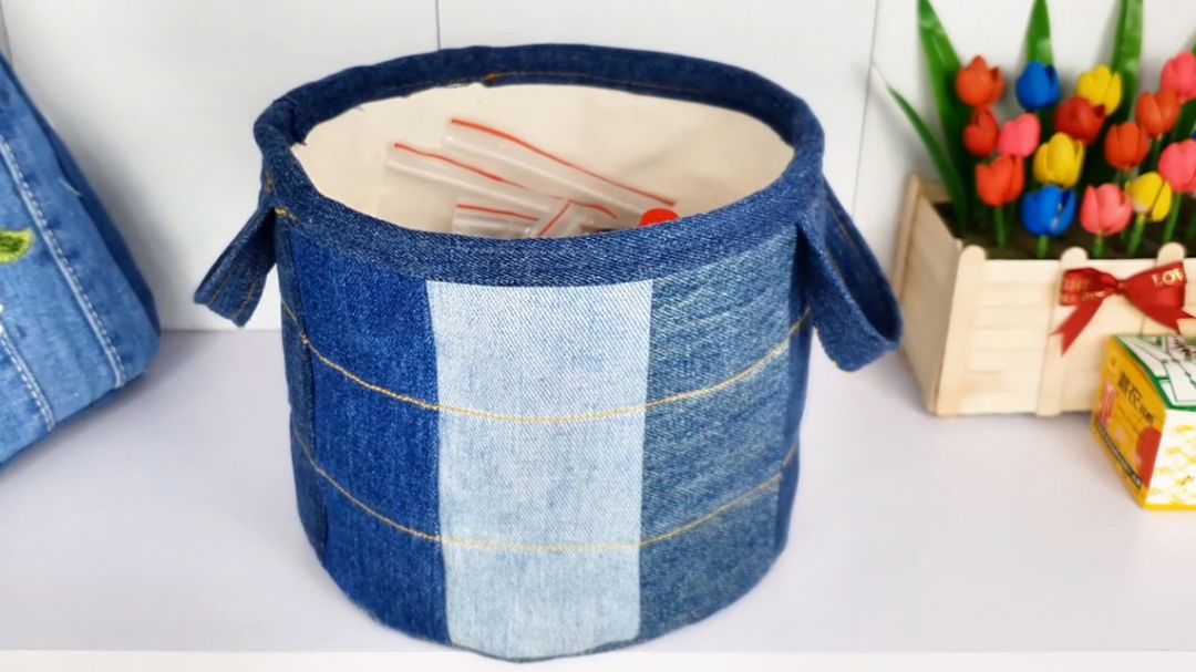 Amira4822873659's tweet photo. Handmade denim keychain made from old jeans! Repurposing thrifted scraps = zero waste + cute accessory. DIY hack alert: Use a hair clip as a clasp for quick changes! #DIYUpcycle #ZeroWaste https://t.co/mIwO4hwCXa