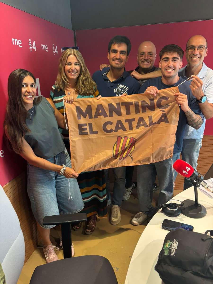 mantincelcatala's tweet photo. 👉 Al matí Ràdio 4 @radio4_rne secció de @jbotap entrevista la nostra portaveu @anna_arque i parlem del col•lectiu, del #Repte21dies , del Repte per la llengua (Repte Casteller) amb @xfreixes @Jordiguillamet @LoPaudePonts @guardiolatv #Mantenidors https://t.co/9jxxqDoglD