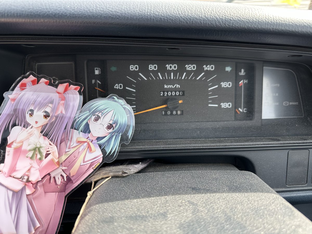 FANDC_Staff's tweet photo. いつも営業等で使っているクラウンバン1号車の走行距離が22万キロになりました。
ちょうどコンビニで。 https://t.co/VdmBw9cAQG