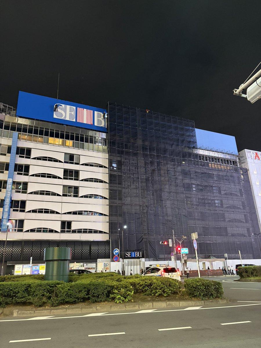 masuo27's tweet photo. 池袋西武のでっかい看板がなくなるって聞いたから見に来たらどうもヨドバシのロゴと併記になるっぽい？
もう夜も10時なのに工事してた… https://t.co/HvVft0jmjM