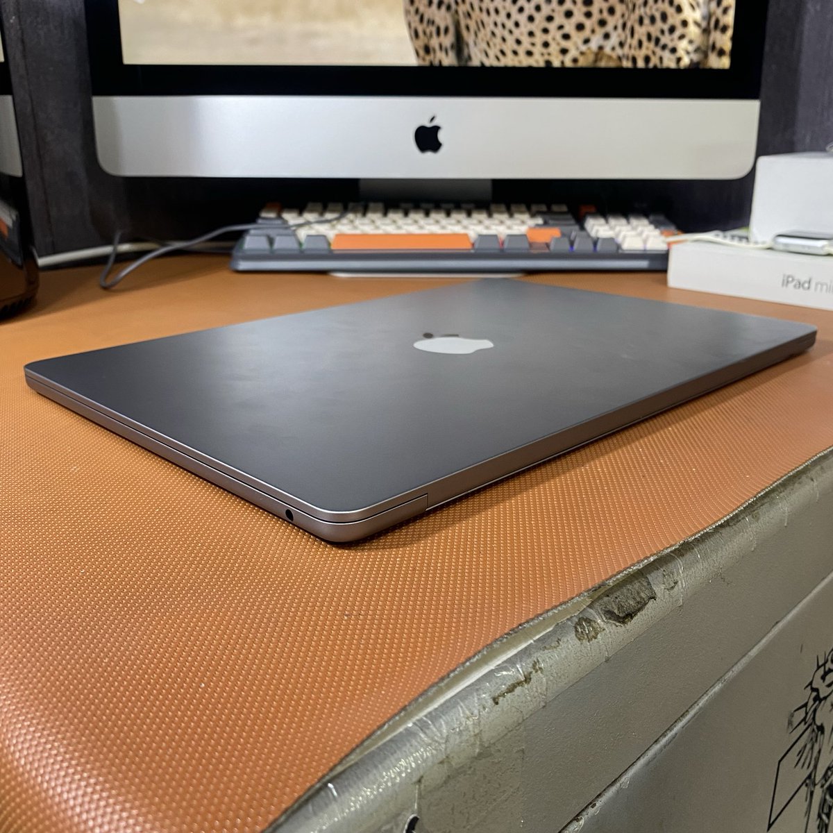 ApesStoreID's tweet photo. sudut2 Macbook https://t.co/QrT3iRXHNk