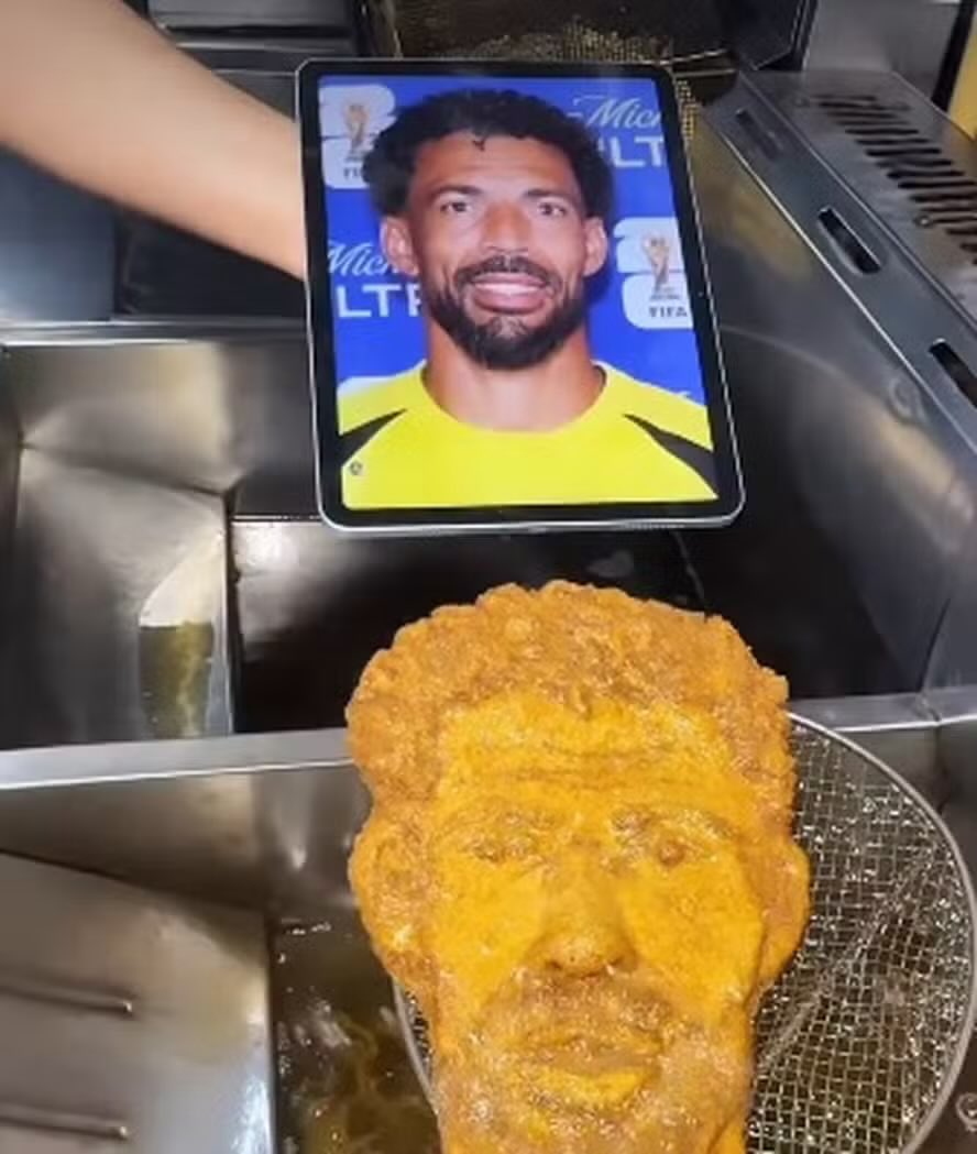 futebol_info's tweet photo. 'Febre mundial' após estreia na Copa do Mundo, Vozinha, goleiro de Cabo Verde, vira até milanesa em restaurante na Argentina.

🗞️ @OGlobo_Esportes 
📸 Reprodução https://t.co/9ZNR1PY8lm