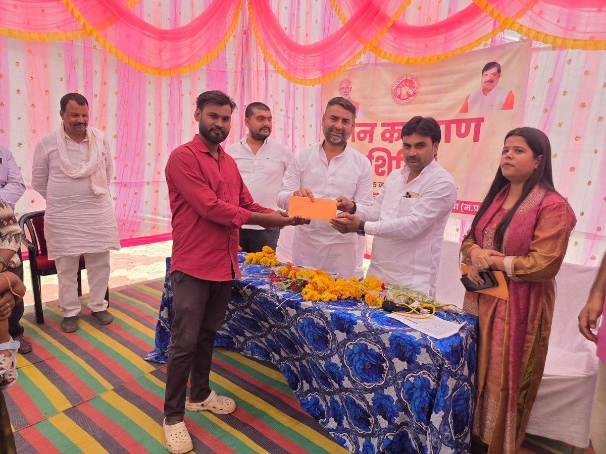 vikrambjpmp's tweet photo. आज जनपद पंचायत रामपुर बाघेलान में आयोजित तीन दिवसीय जन कल्याण शिविर के समापन अवसर पर समस्या निराकरण की समीक्षा की एवं क्षेत्रवासियों से समस्याओं को सुनकर निराकरण के साथ हितग्राहियों को प्रमाण पत्र वितरित किया।

इस अवसर पर जनपद पंचायत अध्यक्ष श्री रावेन्द्र सिंह जी छोटू, https://t.co/CNn4aMyrSv