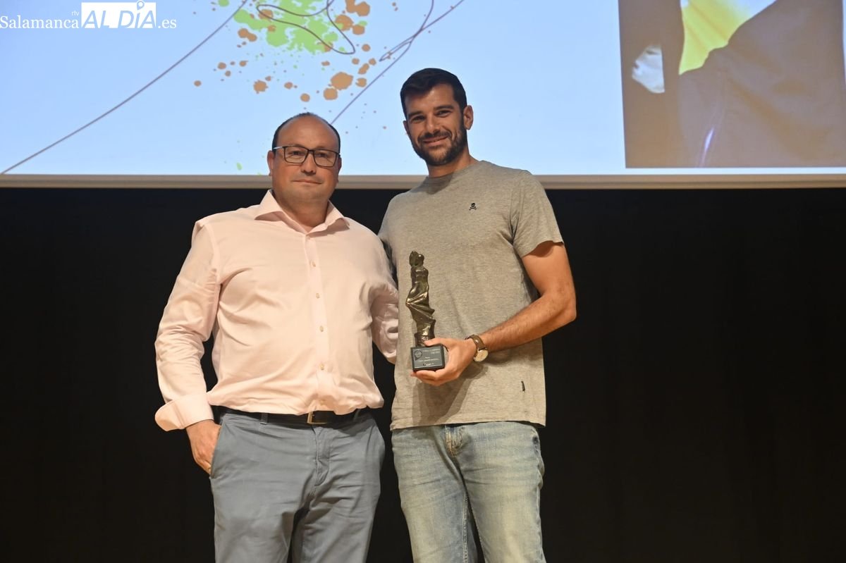 UnionistasCF's tweet photo. 🏆 Ayer fuimos invitados a la 'IV Gala AL DÍA con el Deporte Salmantino', celebrada en el Palacio de Congresos.

⚽ Unionistas de Salamanca recibió 3️⃣ galardones:

➡️ Mejor equipo de la temporada, recogido por Antonio Paz.
➡️ Mejor jugador de fútbol, para Carlos de la Nava.
➡️ Trofeo a la deportividad, por la hermandad con aficiones rivales. Recogido por el directivo Ernesto Castaño y Raquel Romo en representación de toda la afición.

🤩 Es todo un honor para nosotros, ¡muchas gracias y enhorabuena también al resto de premiados!

#DeAquíSomosTodos 🫂