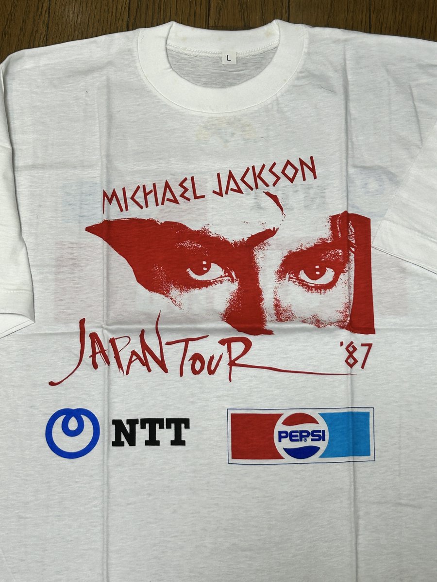 RibbonMagnet's tweet photo. 映画「マイケル」観てきました！
もう39年前、1987年に「マイケル・ジャクソン　ジャパンツアー」で会場整理のアルバイトをしました。
39年間大事に未開封で取っていたスタッフTシャツ、「今こそっ」って、ついに開封して着て鑑賞してきました。
39年前、このTシャツを着てジャパンツアーでバイトしたのって、あらためていい経験してたんだなーって

#マイケル  #マイケル・ジャクソン