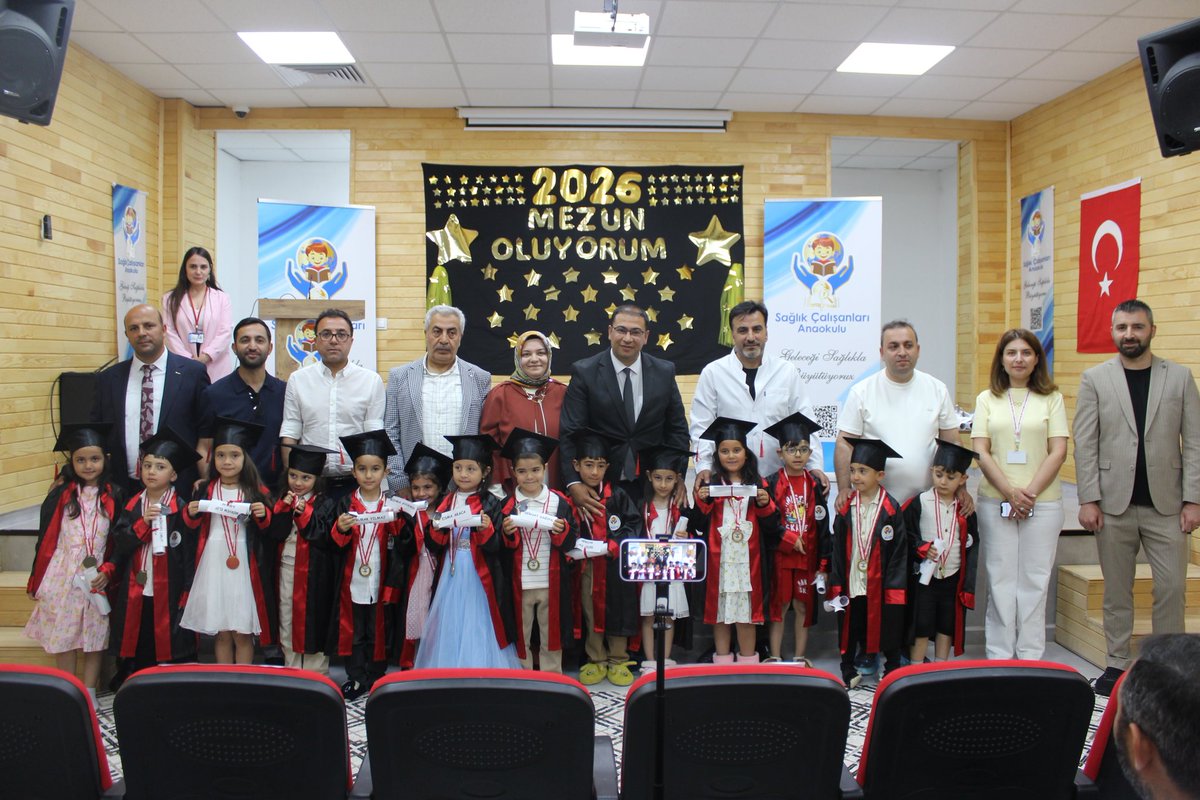 Edremit_MEM's tweet photo. MÜDÜRÜMÜZ SAĞLIK ÇALIŞANLARI ANAOKULU MEZUNİYET PROGRAMINA KATILDI

@tcmeb @Yusuf__Tekin @tcvanvaliligi @valiozanbalci75 @tcvanedremit @omerahmetozd @VanilMem @bycandiroglu @dogannurses65

Haberin Detayı 👇
https://t.co/4oVAaxMsqa https://t.co/156fSaCQjs