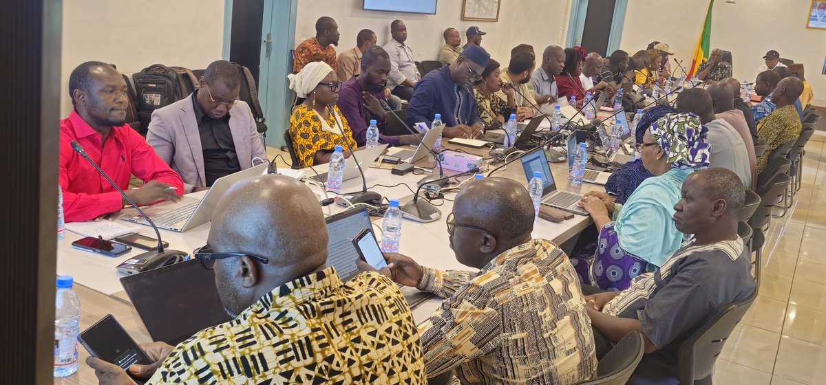 omsmali's tweet photo. La mobilisation continue et l’élan de coordination pour la préparation contre Ebola ne faiblit pas. À l’#OMS ce matin, sous la Coordination ministère de la santé et du Développement Social, les acteurs se sont réunis pour évaluer les atouts et les limites du plan de contingence. https://t.co/wCFtKdXDAb