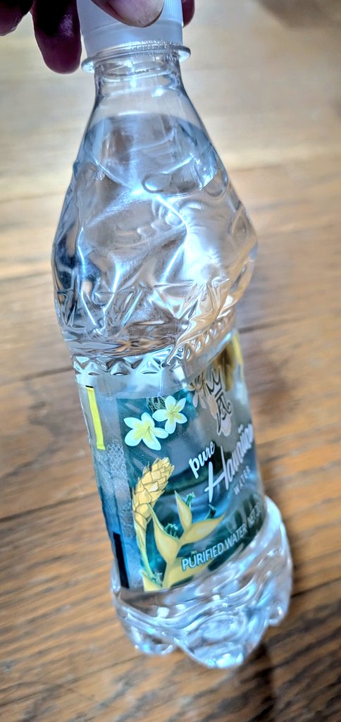 mana_nan3's tweet photo. ドン引きされるの覚悟で書きますが…

うちの冷凍庫には智のカレーパンがまだ眠っています😅

…という方は結構いらっしゃると思うのですが(？)、12年前のBLASTハワイの、オフィシャルエリア限定販売の嵐ウォーターもまだ未開封で残ってます😅 https://t.co/cMb6yQX81z