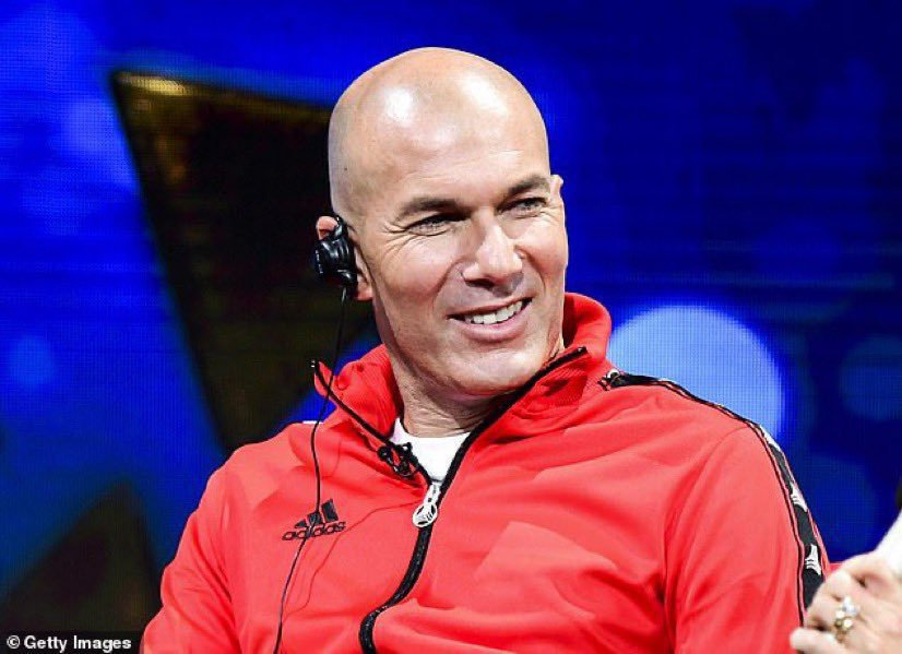 icardo8's tweet photo. Zinedine Zidane sobre la controversia de la tarjeta roja a Lionel Messi contra Argelia:

🗣️ “He visto el incidente con Lionel Messi varias veces ya, desde diferentes ángulos, y honestamente no entiendo cómo algunas personas están pidiendo una tarjeta roja.”

“Sí, hay contacto. Nadie lo niega. Pero el fútbol es un deporte de contacto, y cada contacto no se convierte automáticamente en una expulsión solo porque las redes sociales quieren una historia más grande.”

“Lo que me decepciona es que la gente esté pasando más tiempo hablando de un momento accidental que hablando de la obra maestra futbolística que Messi produjo durante noventa minutos.”

“Un jugador marca un hat-trick, rompe récords, domina un partido de la Copa del Mundo, y de alguna manera la conversación se convierte en un desafío que duró unos segundos. Eso lo dice todo.”

“Para mí, la intención importa. El contexto importa. La velocidad de la acción importa. Y cuando miro el incidente, veo una acción de fútbol, no a un jugador tratando de lastimar a un oponente.”

“Creo que algunas personas ya se habían formado una opinión antes de que se mostrara la repetición. Si ese mismo incidente involucrara a otro jugador, no creo que todavía estuviéramos discutiéndolo horas después.”

“La verdad es simple: Messi no escapó de una tarjeta roja. No había una tarjeta roja de la que escapar. El árbitro lo vio, el VAR lo revisó, y llegaron a la misma conclusión.”

“En lugar de buscar controversia, tal vez deberíamos apreciar lo que presenciamos esta noche: uno de los mejores jugadores en la historia del fútbol entregando otra actuación inolvidable en la Copa del Mundo.”
