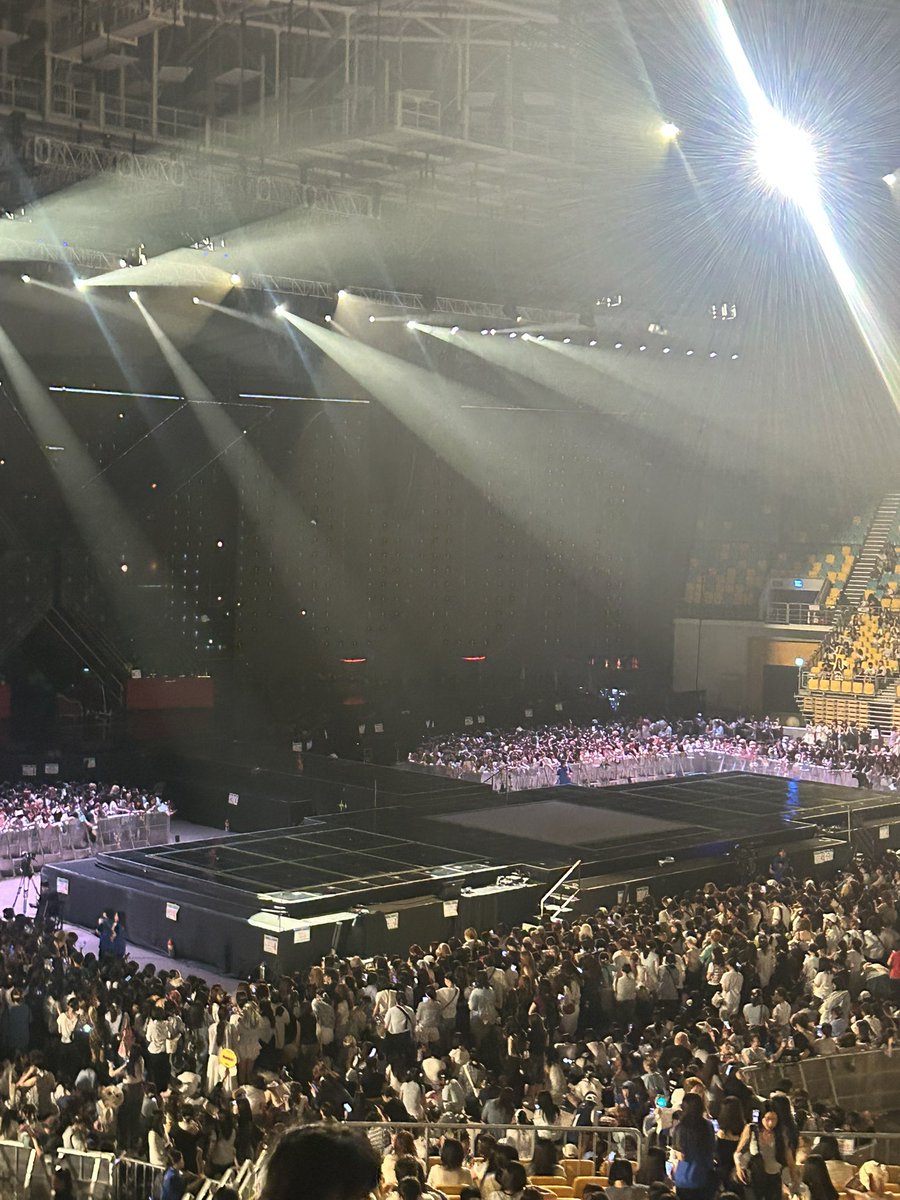 malong_212's tweet photo. 체조 38?39?구역 11열입니다 마지막 사진 체감 시야라고 찍었는데 저 때 그냥 기분 좋아서 냅다 줌 당겼던 것 같아요 저것보단 멀어요 https://t.co/DOqvl3dEcN