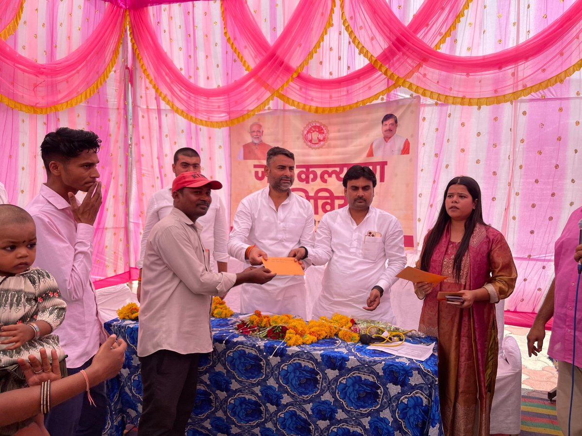 vikrambjpmp's tweet photo. आज जनपद पंचायत रामपुर बाघेलान में आयोजित तीन दिवसीय जन कल्याण शिविर के समापन अवसर पर समस्या निराकरण की समीक्षा की एवं क्षेत्रवासियों से समस्याओं को सुनकर निराकरण के साथ हितग्राहियों को प्रमाण पत्र वितरित किया।

इस अवसर पर जनपद पंचायत अध्यक्ष श्री रावेन्द्र सिंह जी छोटू, https://t.co/CNn4aMyrSv