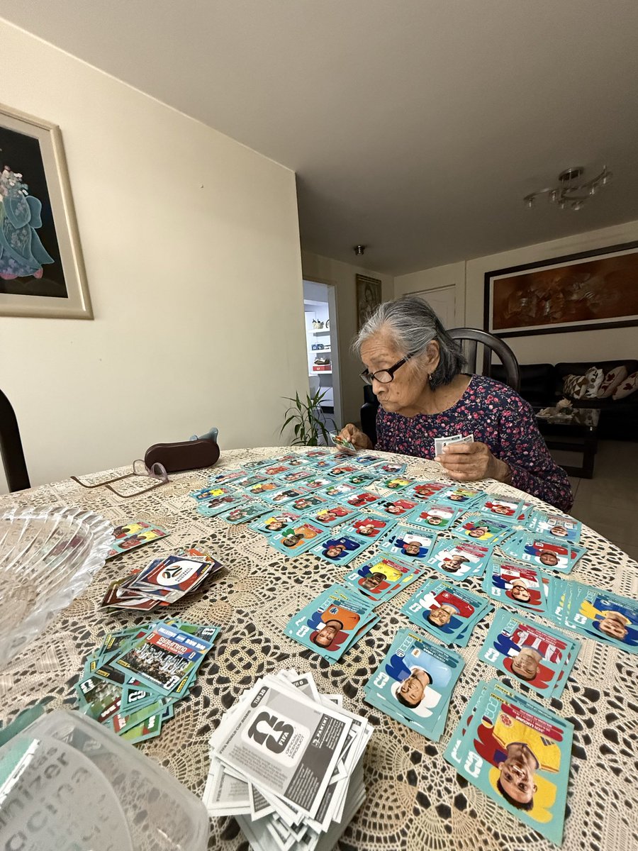 anillancari's tweet photo. Mi abuela llenando su álbum #panini #worldcupfootball #mundialdefútbol2026 https://t.co/UW7bFFg2sY