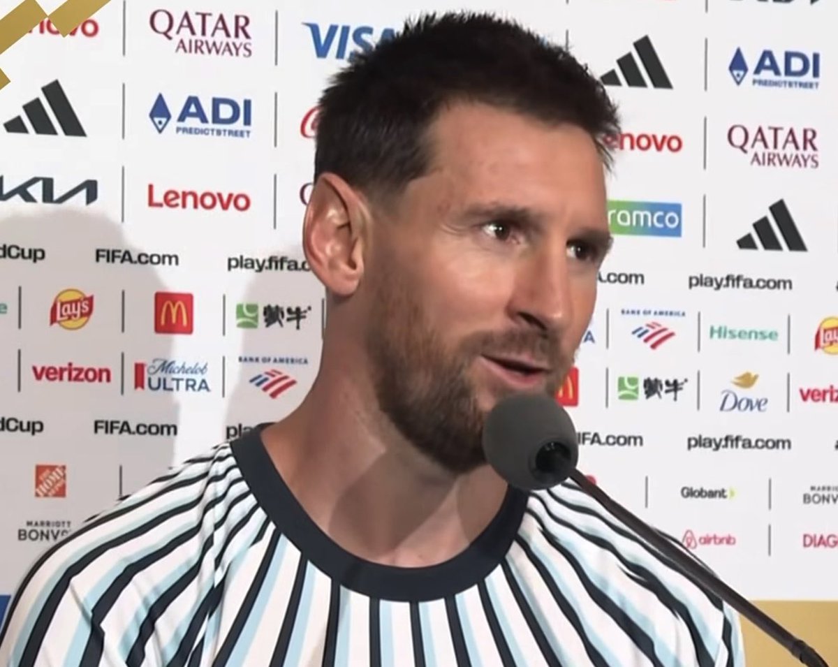 futebol_info's tweet photo. Maior artilheiro da história das Copas ao lado de Klose, Messi exalta Ronaldo e minimiza recorde: 'Estatísticas'.

“É uma honra estar ali pelo que isso significa. Estar ao lado de Klose, perto de Ronaldo. Mas acho que não significa nada. No final são estatísticas e nada mais. Embora esteja orgulhoso de competir com todos eles, não significa nada para mim. Ronaldo, dos que vi, foi um dos maiores e não é o primeiro. Então são só estatísticas.”

🗞️ @UOL 
📸 Reprodução/TNT Sports