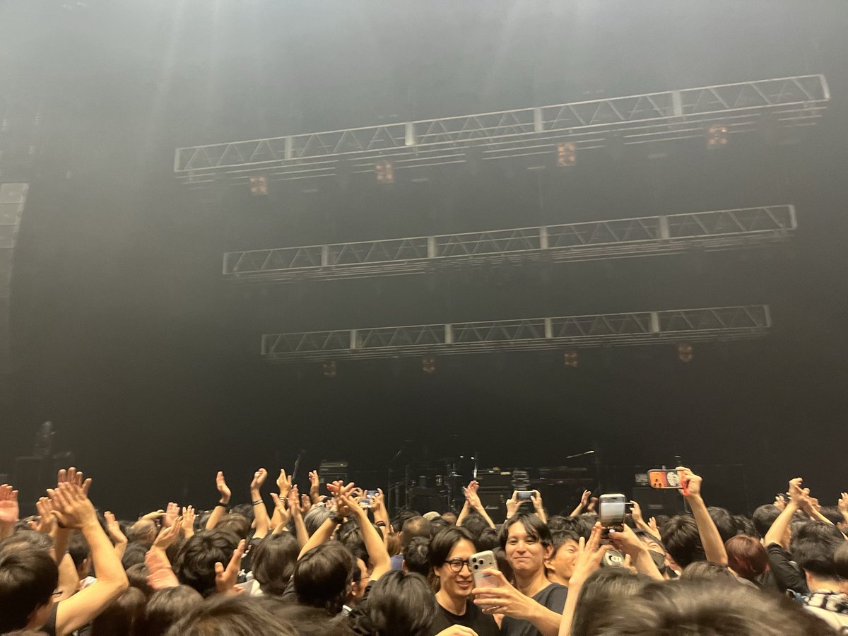 adores_the's tweet photo. #thehiatus 期待通りに良かった🎵音が厚い😆 https://t.co/EBEWw1PW29