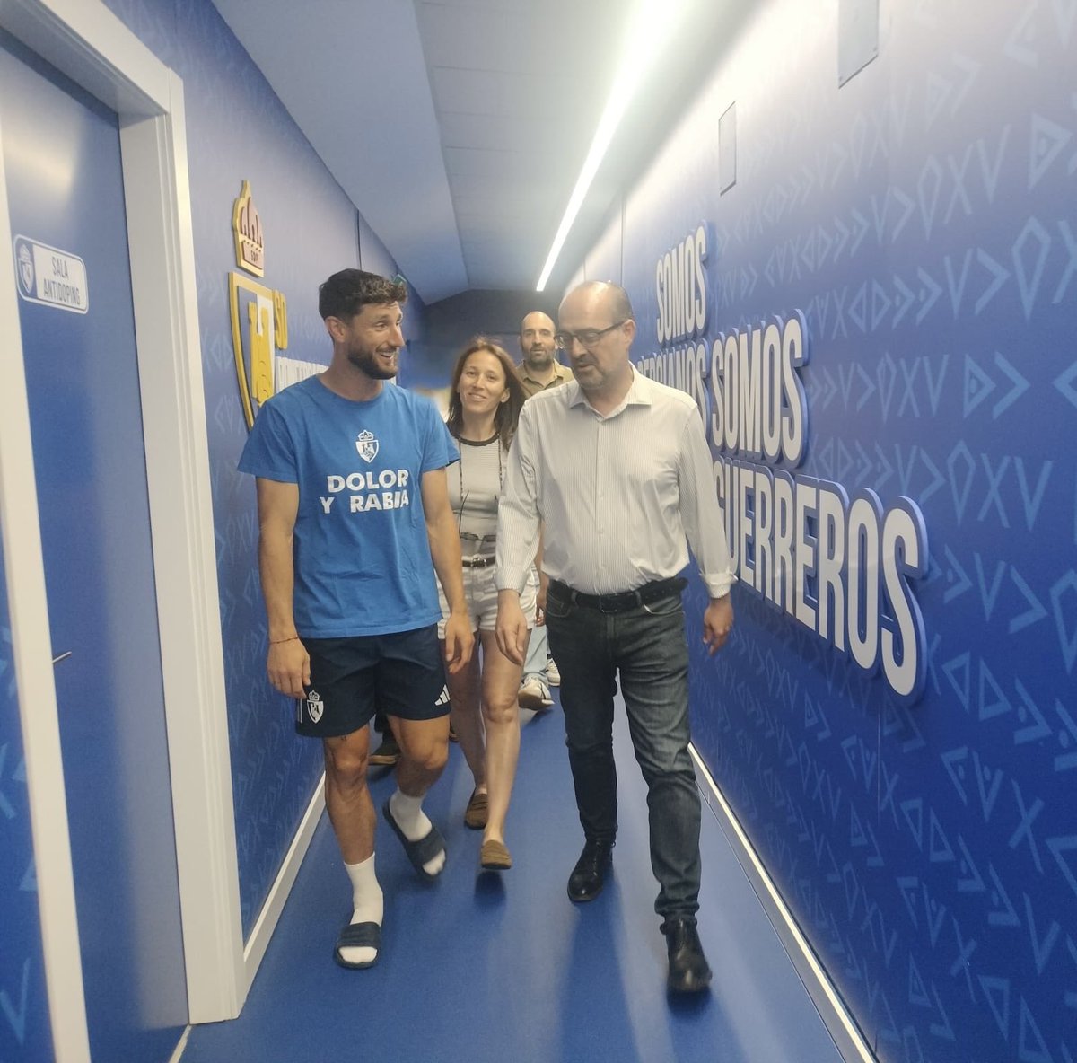 MoralaMarco's tweet photo. Gracias a la plantilla y el cuerpo técnico de la SD Ponferradina por compartir un momento de esperanza en la previa del partido definitivo.
#Adelanteyarriba
#SomosDeportiva https://t.co/3bMt7Kzt4D