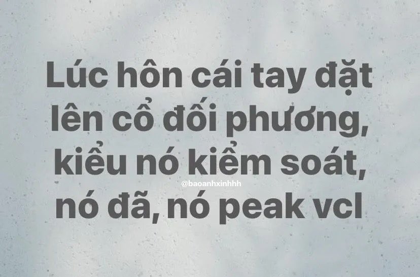 baoanhxinhhh's tweet photo. Tay phải ôm cổ, tay trái để đâu đc nhỉ￼ https://t.co/RiH38rdeLS