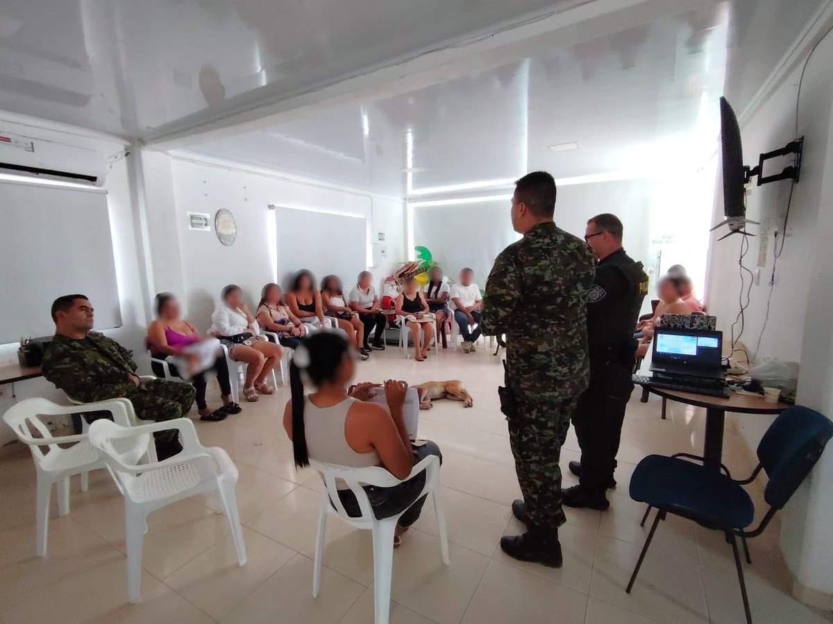 ftc_omega's tweet photo. En la inspección de La Julia, departamento del #Meta, el Batallón de Despliegue Rápido N.° 3 del @COL_EJERCITO, en coordinación con la @PoliciaColombia, fortaleció el acercamiento con comerciantes y líderes del sector mediante una jornada de prevención y sensibilización.

Durante el encuentro se abordaron temas relacionados con la prevención de la extorsión, el reclutamiento forzado de niños, niñas y adolescentes, y el consumo de sustancias psicoactivas, promoviendo el uso de los canales de denuncia y la participación ciudadana como herramientas para la construcción de entornos más seguros.

#Línea147 #YoNoPagoYoDenuncio