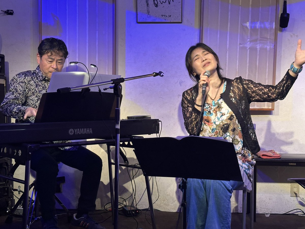 n_pro_spectator's tweet photo. 8年ぶりの #下北沢 での #ライブ！
ということで、8年前まで下北沢で #ブルームーン というライブバーを経営していた、#角辻順子 さんのライブを、#ラウン #lown に観に行った。
懐かしの昭和歌謡やオリジナルを丁寧に歌って披露…！
やはり、順子さんの歌を下北沢で聴くというのは、感慨深いね！ https://t.co/Ucd2tV8kdv