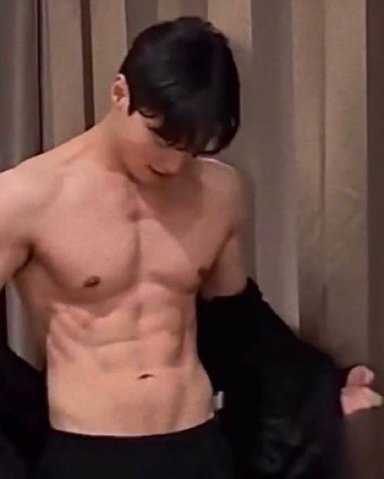 rjsdnrdms's tweet photo. 허남준 이 얼굴에 이 몸인거 ㅈㅉ조으네ㅋㅋㅋ🤤 https://t.co/AiOD8uguPU