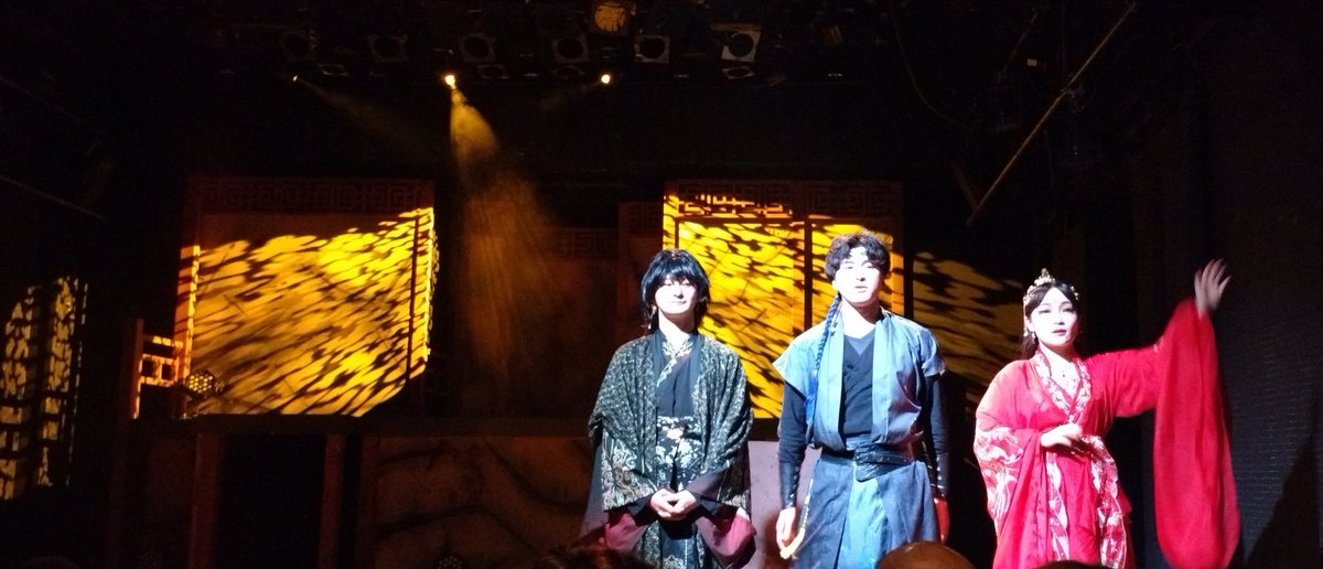 tommyab2's tweet photo. 観るもの魅了するダークファンタジー🎭祝満席の初日🎉ゾクゾク、落涙、慟哭、没入の130分。照明美しすぎ♪

フォンリン役のさっちゃん、殺陣もカテコ挨拶も素敵❤️スープー夢月さん、流石ホラー好き🧟‍♀️、表情&amp;仕草見応えしかない💚

一般席、個人的には上手3列目ｵｽｽﾒ、観劇中ｵﾄｸな事が🙆

#貌貌 https://t.co/SmOps4rgYk
