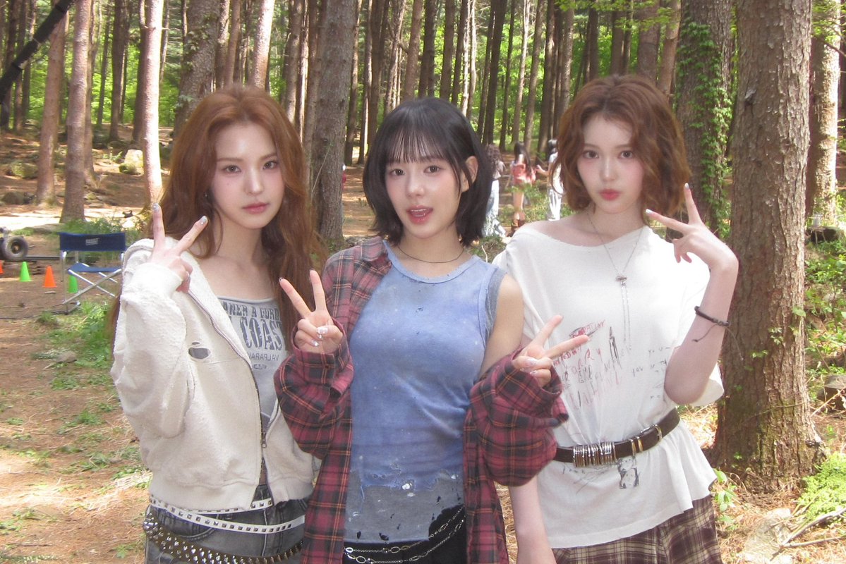 rsrpics's tweet photo. 💌 plus chat update (1/8)

‘METRONOME’ MV Behind Photo

#유사랑 #RYUSARANG https://t.co/ZPNn50OntO